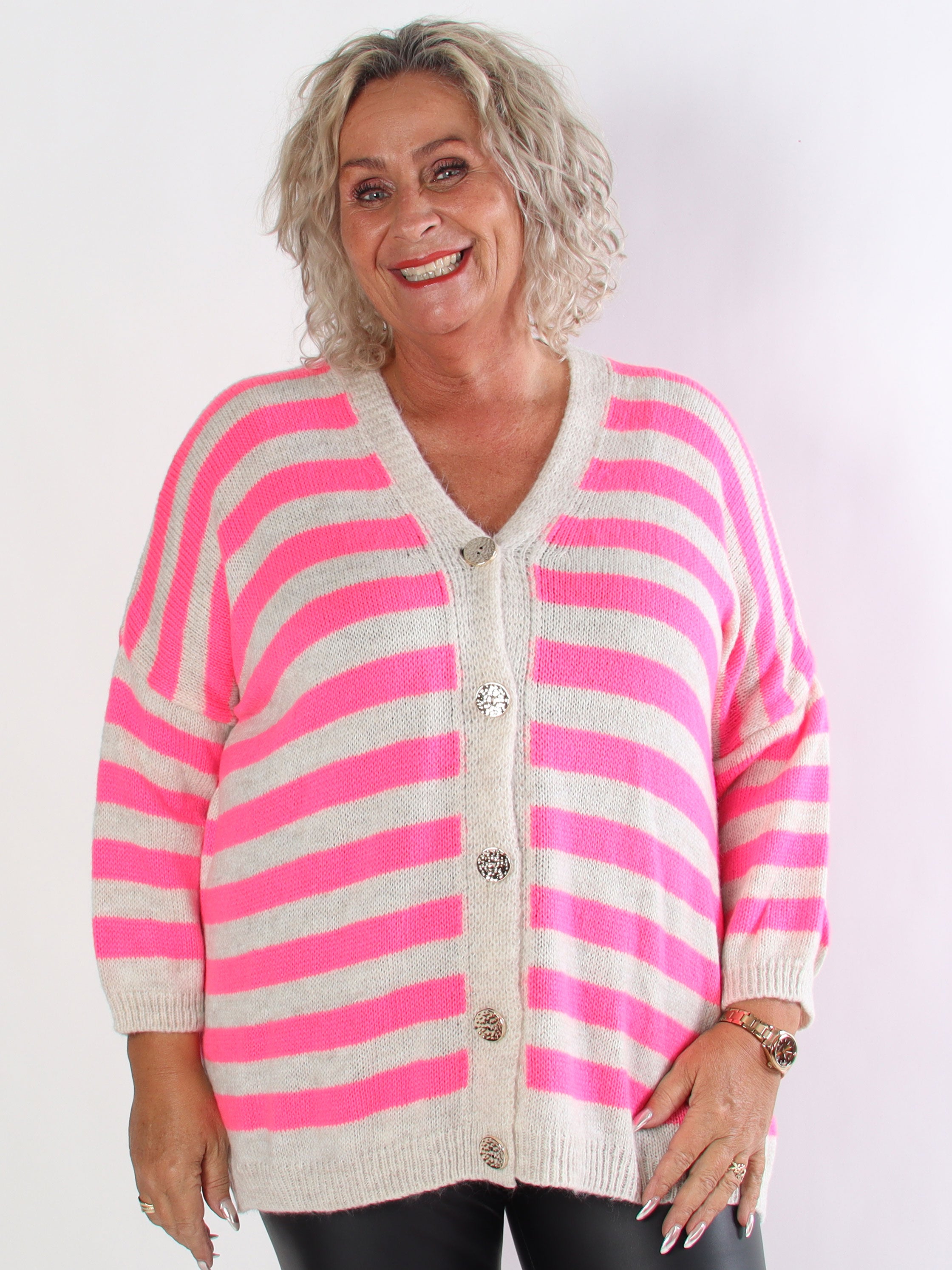 Parker - Randig stickad plus size kofta med stora guldknappar